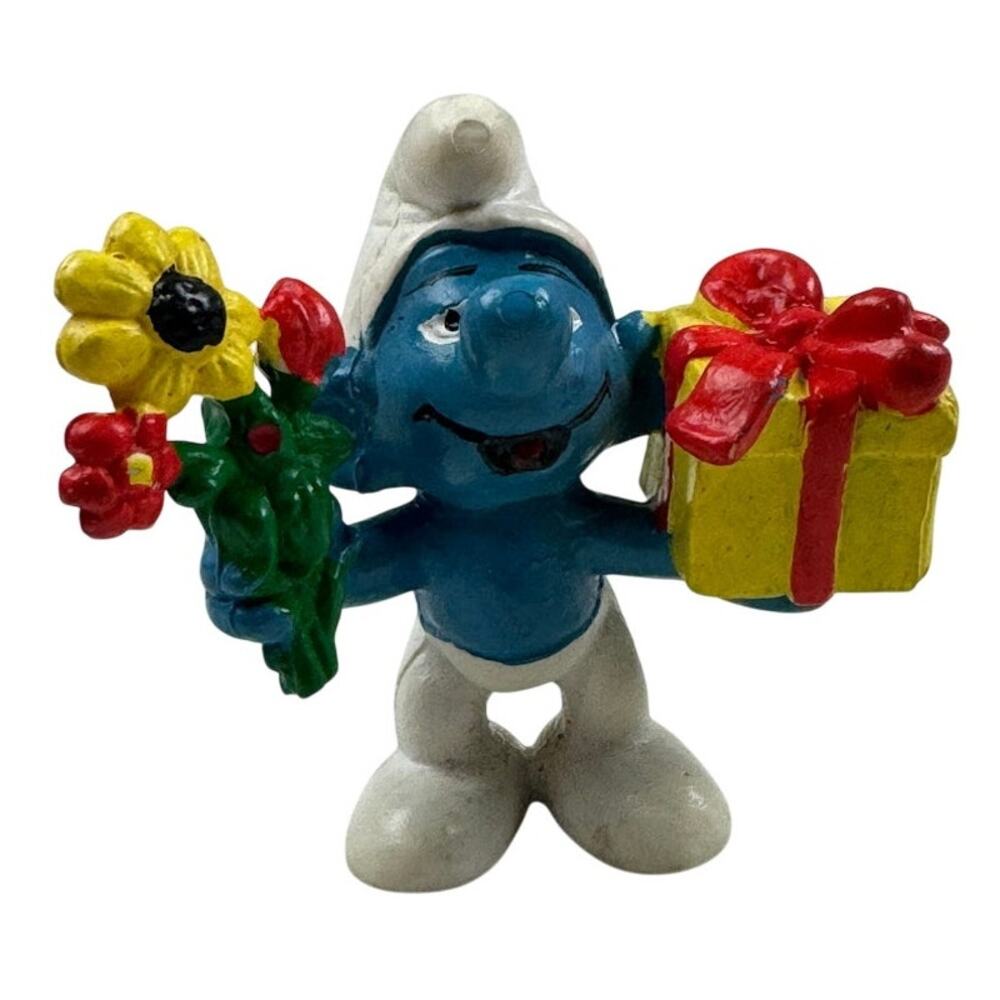 Vintage 1978 Schleich Smurf with Flowers & Gift Figure PVC Hong Kong Peyo